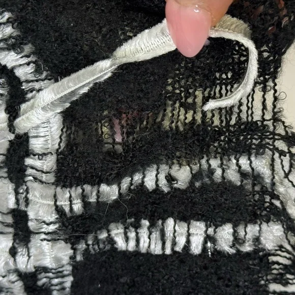 Marcus Adler New York Shawl Wrap Scarf Soft Woven Fringe Black White One Size - Picture 8 of 8
